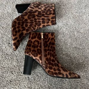 NWOT ladies zip up Leopard winter boots